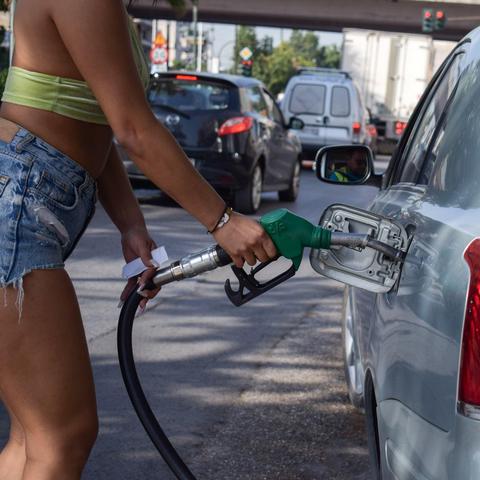 Dekle toči gorivo, bencinska črpalka