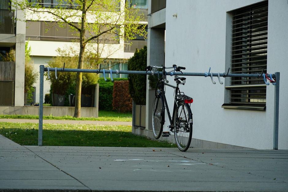 Kolo parkirišče za kolesa kolesarnica | Avtor: Profimedia