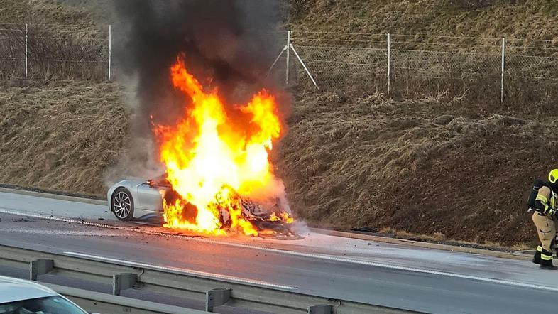 Požar na BMW i8