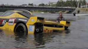 Ferrari enzo zapeljal v reko