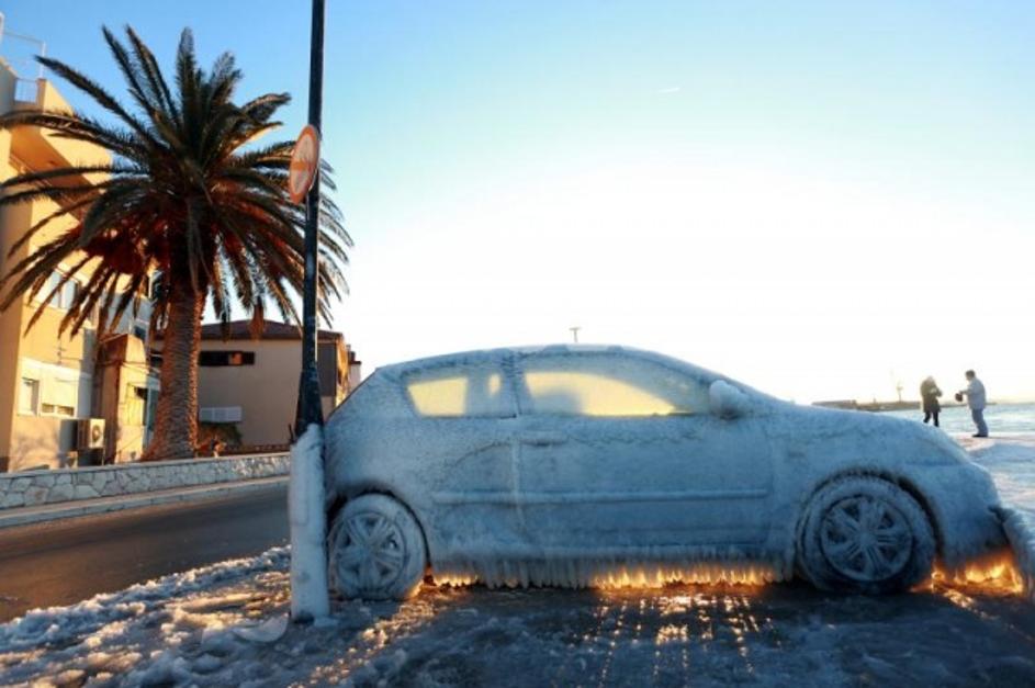 Avtomobil v ledenem oklepu v Splitu