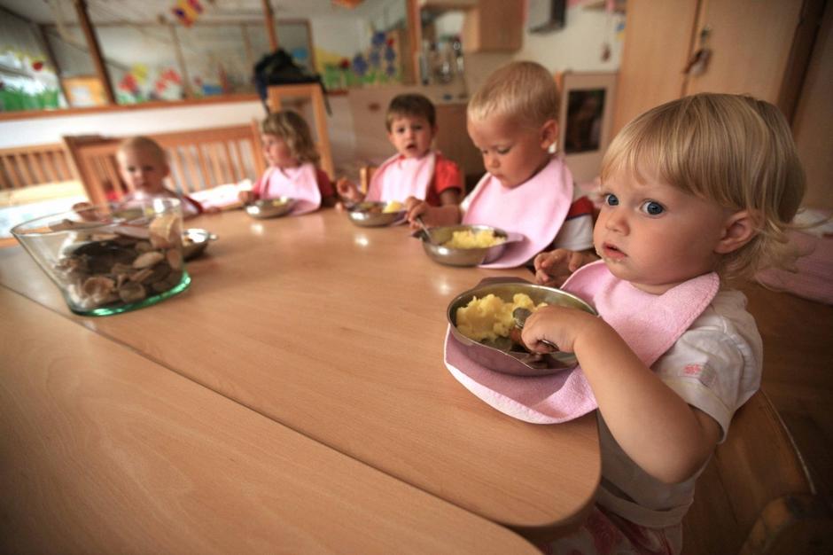 ljubljana21.08.08, otroci pri jedi, vrtec jelka, glavarjeva ulica, ljubljana, fo | Avtor: IFP