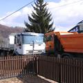 Težki tovornjaki, ki vozijo tudi po šolski poti brez pločnika, razburjajo Podbre