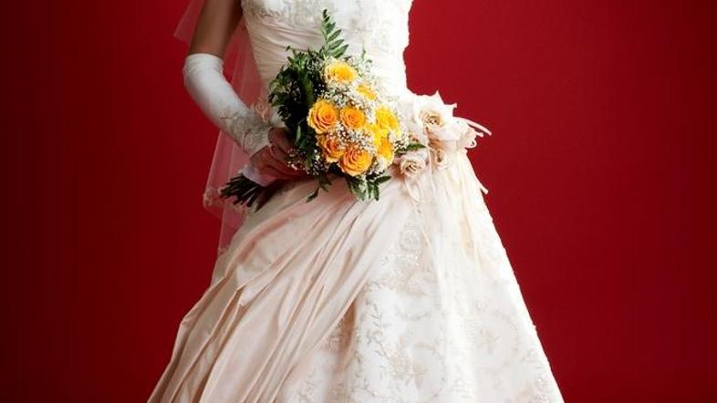 Vedno manj žensk si želi tradicionalne poroke v beli obleki. (Foto: Shutterstock