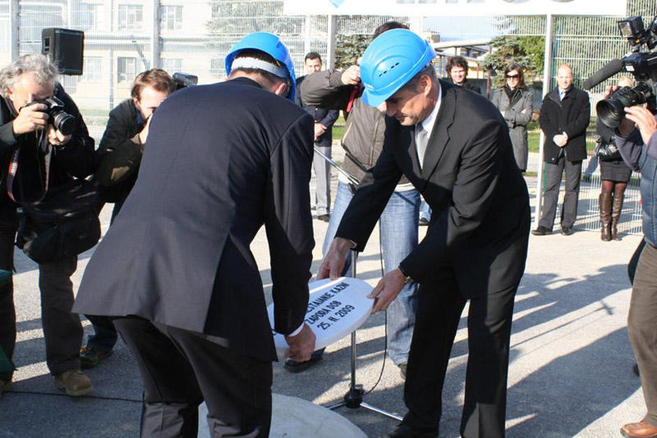 Zalar in Valentinčič sta položila kamen za dva nova zaporska bloka. (Foto: Živa  | Avtor: Žurnal24 main
