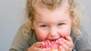 Oglasi za prehrambene izdelke vplivajo na prehranjevalne navade in težo otrok.