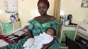 Ta dojenček je imel več sreče kot tisti iz bolnišnice Heda. (Foto: Reuters)