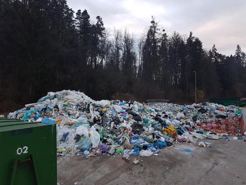 neprevzeta komunalna odpadna embalaža smeti odpadki | Avtor: GZS - Zbornica komunalnega gospodarstva