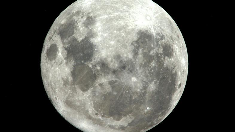 Polna luna pred 14 dnevi, ko je bila zelo blizu Zemlje