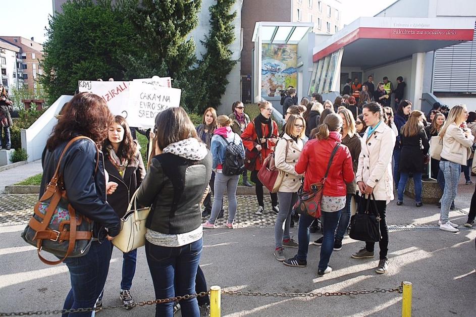 Protest pred fakulteto za socialno delo