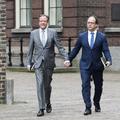 V znak nasprotovanja homofobiji se nizozemski moški držijo za roke 