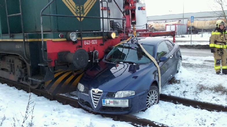 Vlak povozil avto