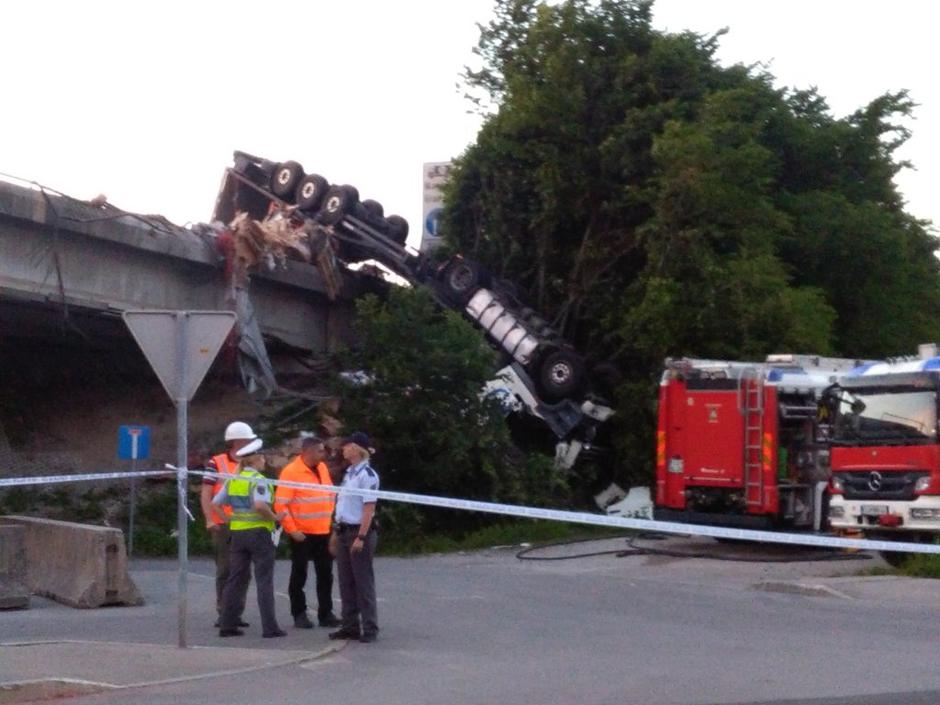 Prometna nesreča na Dolgem mostu  | Avtor: Žurnal24 main