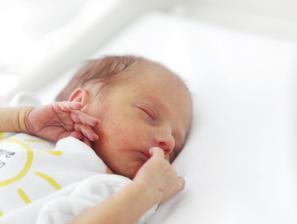 novorojenček v bolnišnici