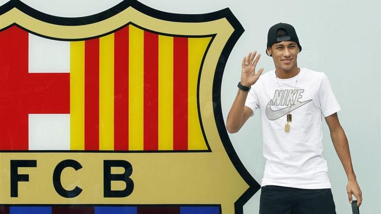 Neymar Barcelona podpis pogodbe pogodba grb prihod predstavitev