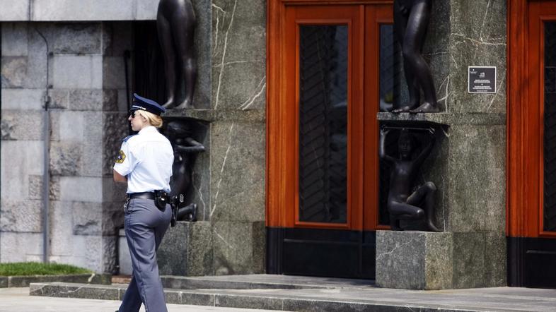 Slovenija 05.06.2012 policistka varuje parlament, drzavni zbor v srediscu Ljublj