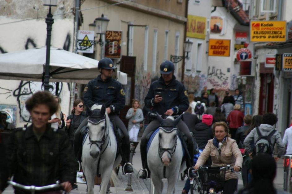 Policist na konju uporablja mobitel