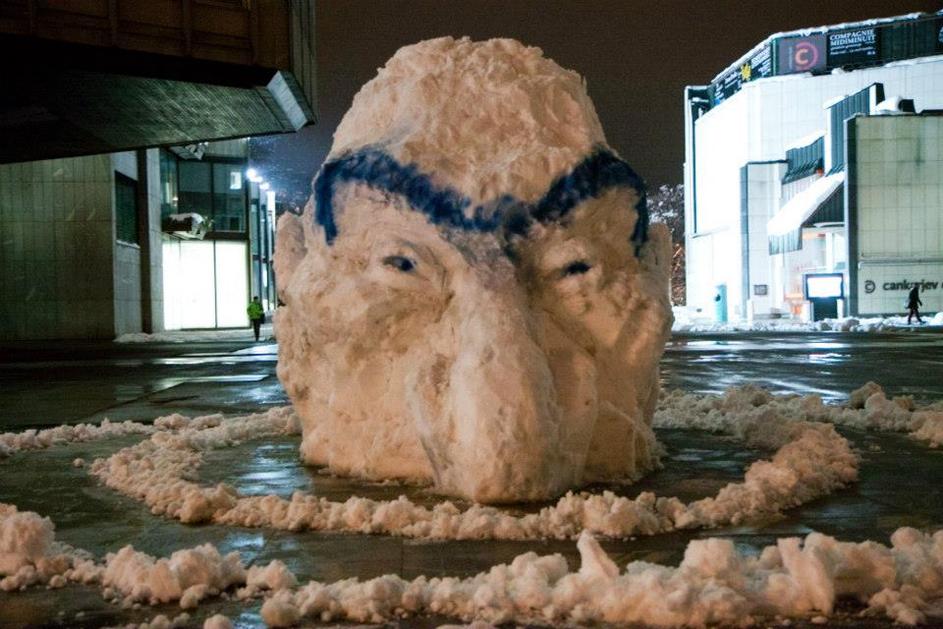 Sneženi kip Janše 