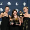 Dixie Chicks, Emily Robison (L), Natalie Maines in Martie Maguire (D) pozirajo s