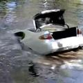 Avto v reki