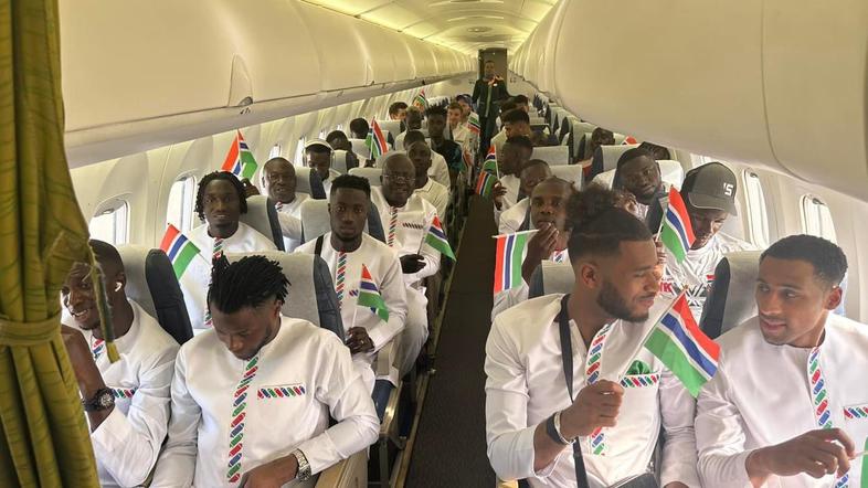 Gambijska nogometna reprezentanca na letalu