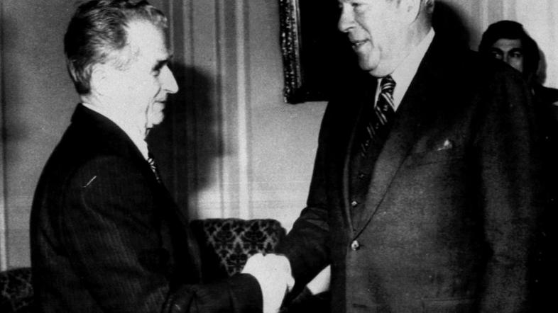 Ceausescu se je leta 1985 takole rokoval z amerišlim zunanjim ministrom Georgeom