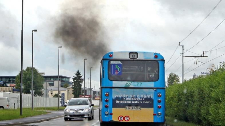 ljubljana 16.06.2010 avtobus LPP, mocan crn izpusni dim, izpuh, Stegne, Ljubljan