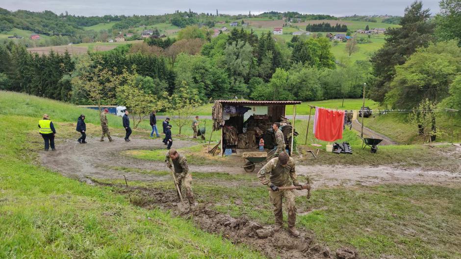 pripadniki Slovenske vojske pomagajo pri odstranjevanju posledic plazov | Avtor: MORS