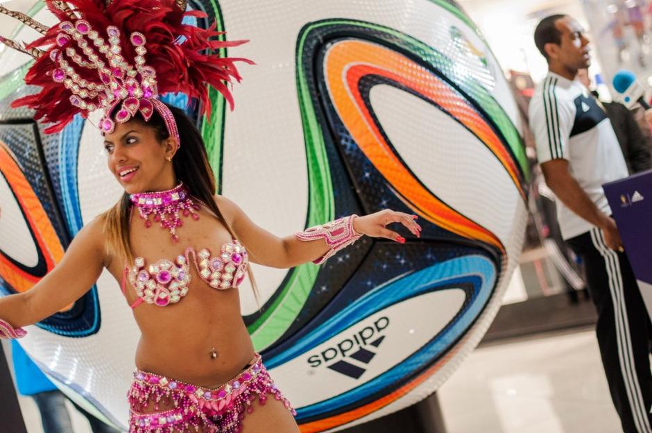 Brazuca City Park predstavitev Tavares plesalka samba | Avtor: Adidas
