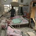 Prebivalec stoji v poškodovani hiši po ameriškem letalskem napadu na Bagdad 31. 