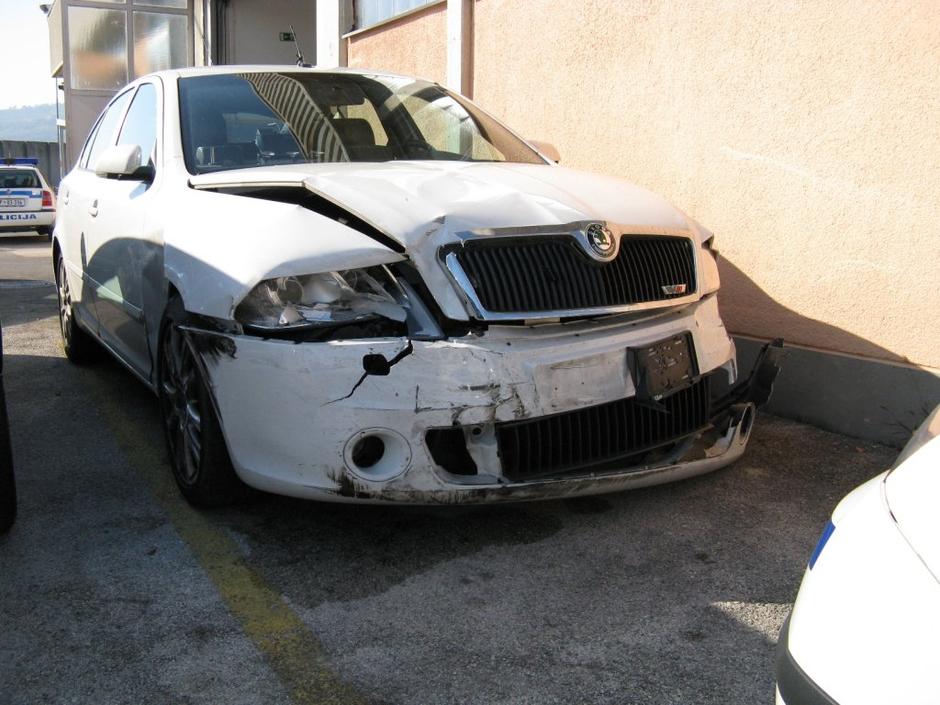 Poškodovan policijski avto | Avtor: PU Koper