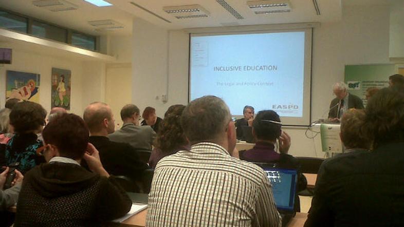 Phil Madden je slovenskim organizacijam predstavil sistem šolanja po Evropi. (Fo