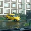 Ženska skuša parkirati avto