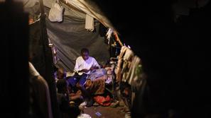 Ogromno prebivalcev devet mesecev po uničujočem potresu še vedno živi v šotorih.