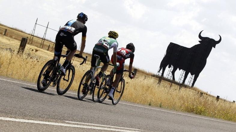 dirka po Španiji Vuelta kolesarstvo Almendralejo bik