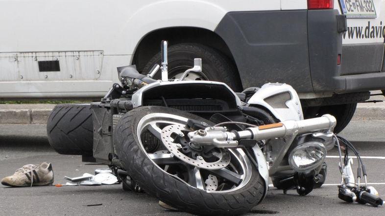 V prometni nesreči je 31-letni motorist utrpel lažje telesne poškodbe, sopotnica