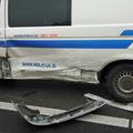 poškodovano policijsko vozilo