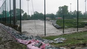 Petsto tisoč evrov vredno novo igrišče po poplavah kaže žalostno podobo. (Foto: 