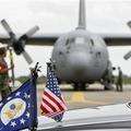 Ameriško vojaško letalo C-130, prvo v vrsti letal s humanitarno pomočjo, se odpr