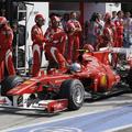 Mehaniki so pnevmatike zamenjali hitreje, kot je dal Alonso v prvo. (Foto: EPA)