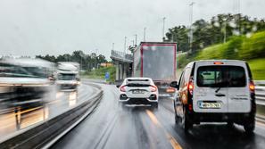 promet avtocesta vožnja dež