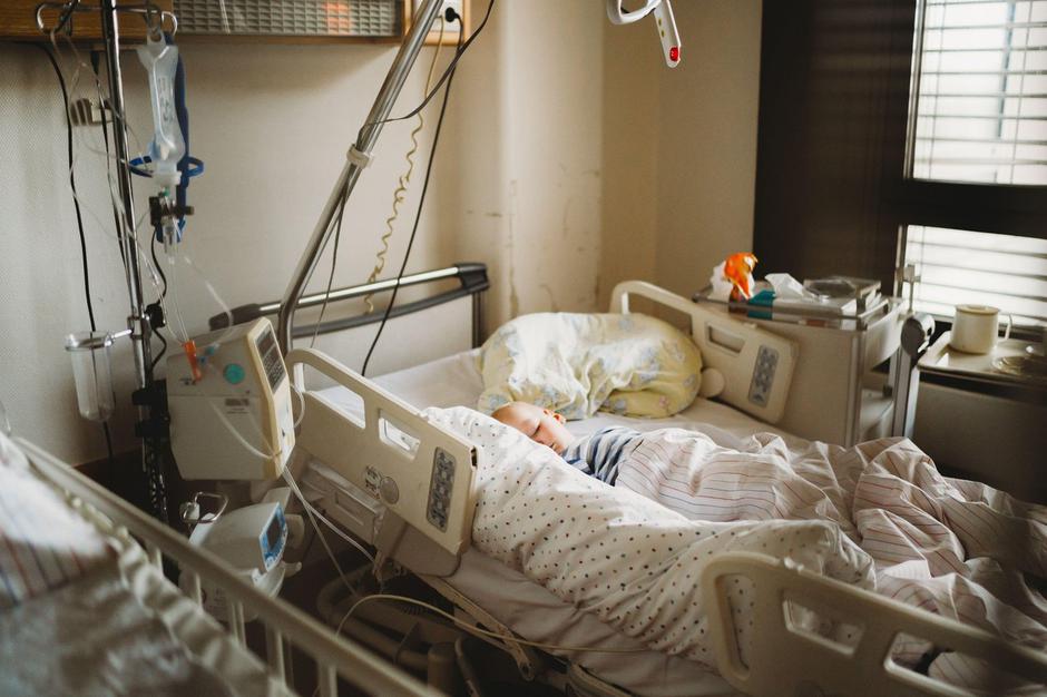 otrok v bolniški postelji | Avtor: Profimedia