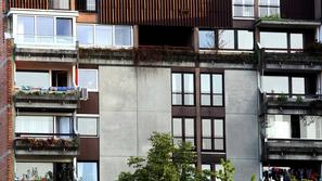 Slovenija 22.08.2013 zasteklen balkon, stanovanja, zasteklitev, blok, zgradba, s