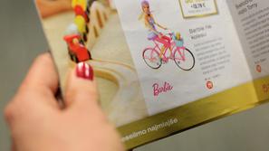 Barbie na kolesu stane v trgovini 28 evrov, v Petrolovi akciji pa 13,79 evra. (F
