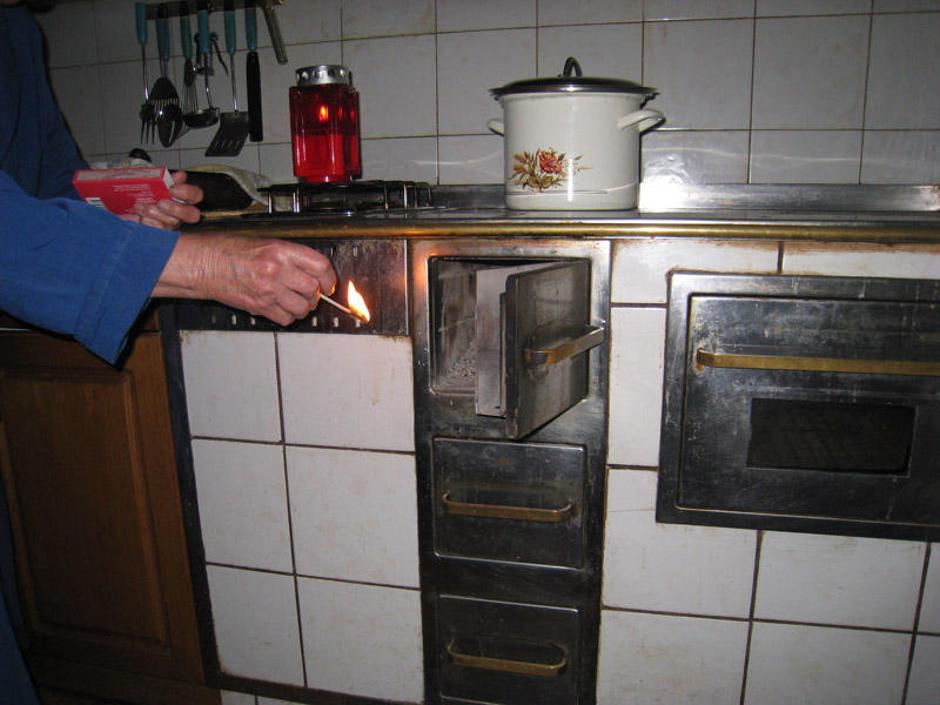 Kolar si kuha v štedilniku na drva, a jih nima s čim razžagati. (Foto: Nada Čern | Avtor: Žurnal24 main
