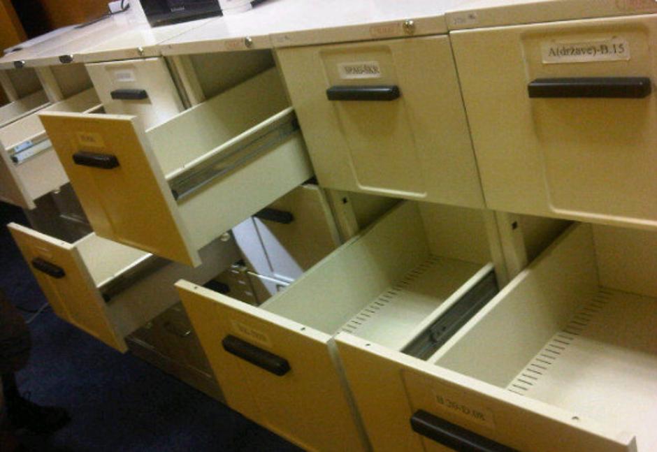 Izrpaznjene omare na Delu Revijah, v katerih naj bi bil arhiv. | Avtor: Novinarji Dela Revij