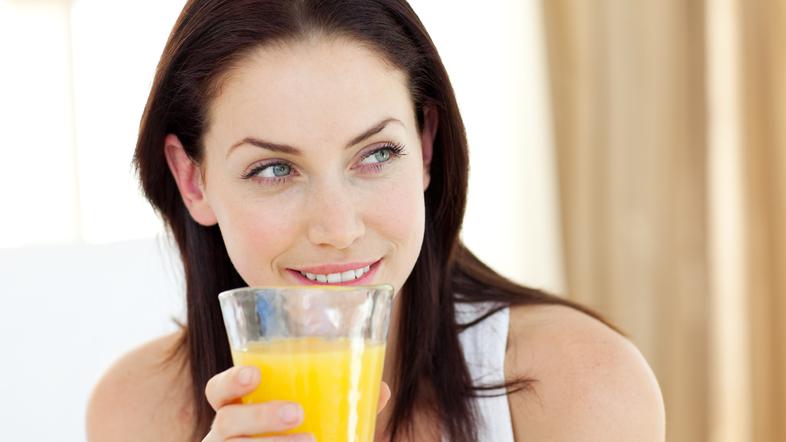 Ženska, pijača, pomarančni sok