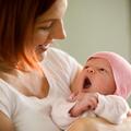 Bodo mamice dobile štiri tedne (ali več) porodniškega dopusta?