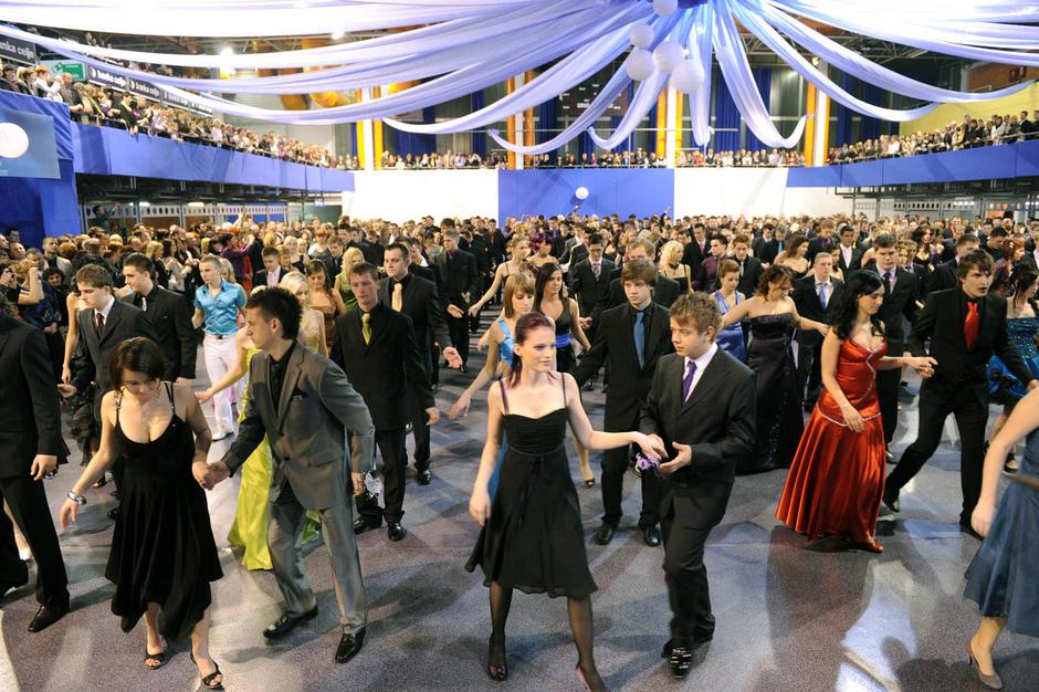 Maturantski plesi se bodo vrstili vse do sredine marca, na vseh pa bo skupaj oko | Avtor: Žurnal24 main