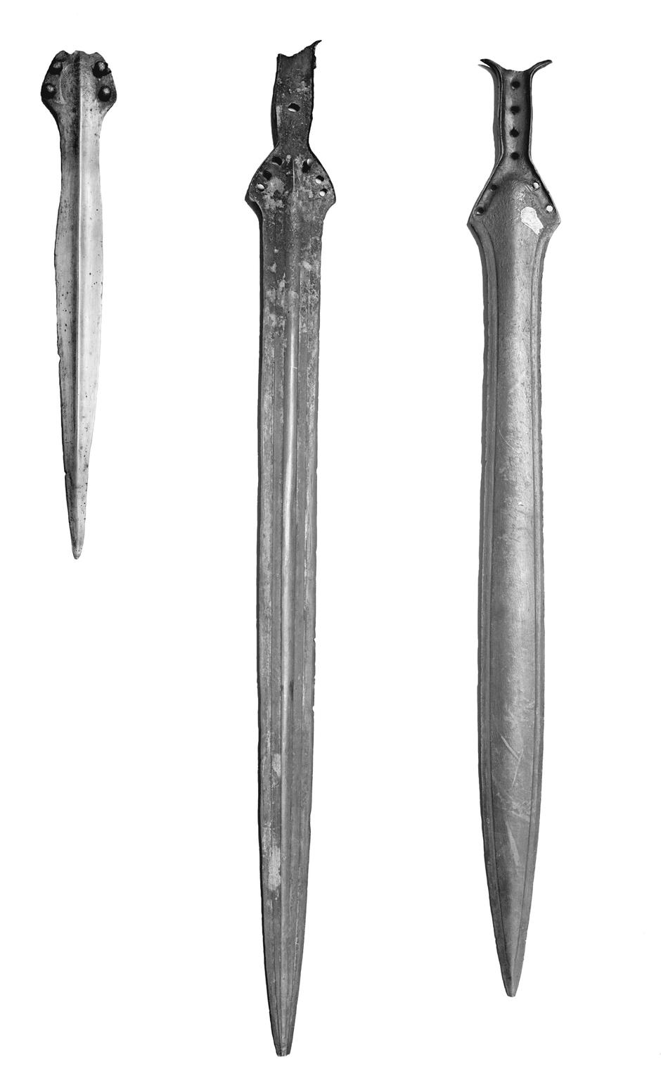 Trije bronasti meči (z Lavrice, iz Avberja in Vnanjih Goric), ukradeni leta 1985. | Avtor: Fotograf neznan, verjetno iz leta 1905, Arhiv Narodnega muzeja Slovenije